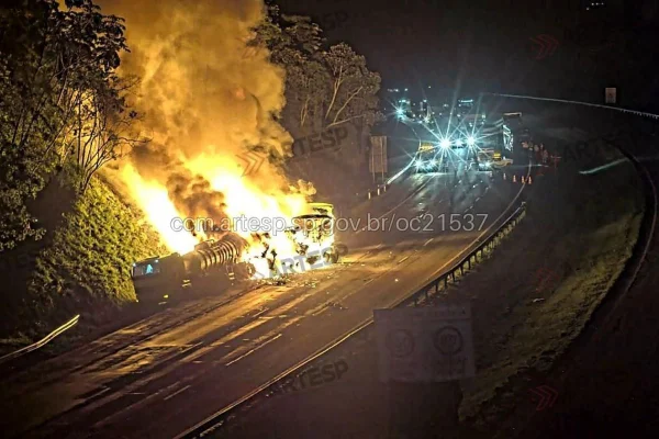 Rodoanel: acidente causa incêndio em carretas, interdição e engarrafamento - destaque galeria Rodoanel: acidente causa incêndio em carretas, interdição e engarrafamento - destaque galeria