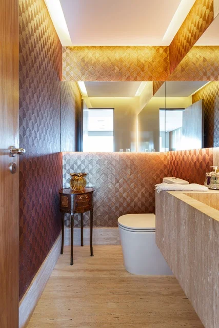 O lavabo também é diferente do resto da decoração, usando cores quentes para aumentar o conforto O lavabo também é diferente do resto da decoração, usando cores quentes para aumentar o conforto