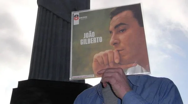 Biógrafo sobre João Gilberto: “Álbum de jazz mais vendido do mundo”