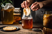 O kombucha é uma bebida fermentada feita com chás que equilibra a flora intestinal e fortalece e melhora o funcionamento do intestino