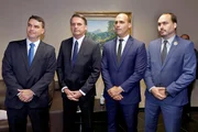 Jair Bolsonaro e filhos