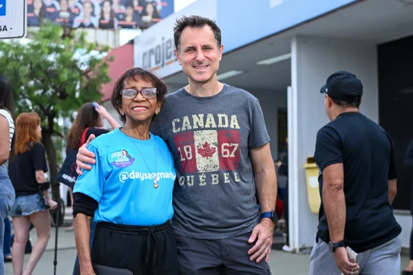 Imagem colorida mostra A aposentada Maria das Graças Pereira, de 73 anos, foi levada pelo genro, o gerente de projetos Marcelo Morlotti, de 45 anos, para votar na Escola Projeção, no Guará 2 - Metrópoles