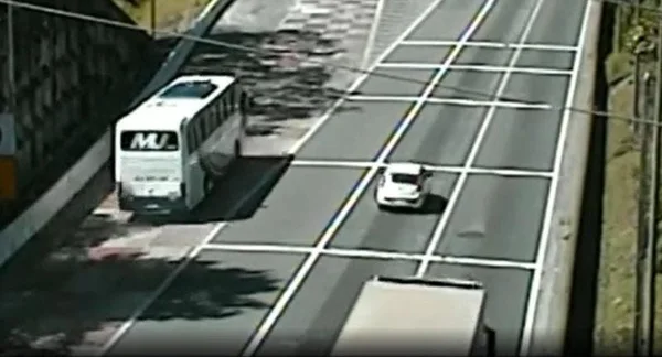 foto colorida de ônis branco em pista ao lado de carro
