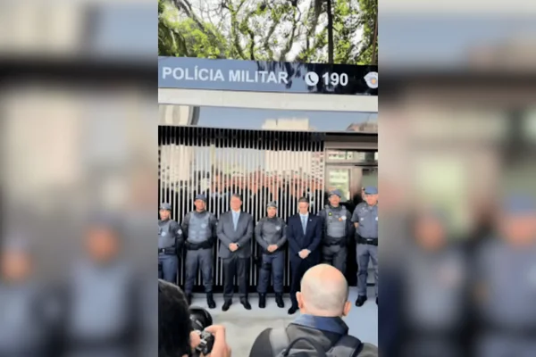 Imagem colorida de diversos policiais militares e os representantes Tarcísio de Freitas e Guilherme Derrite inaugurando uma base policial - Metrópoles