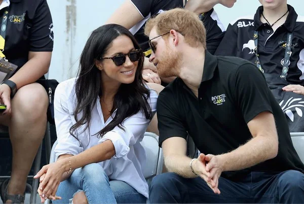 Príncipe Harry e Meghan Markle fazem primeira aparição pública juntos