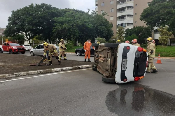 Vídeo: automóvel capota no DF após bater em outro carro