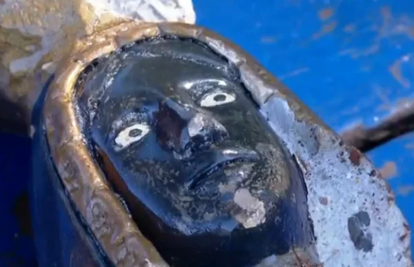 Imagem de cabeça de Nossa Sra Aparecida, um rosto preto com olhos abertos - Metrópoles