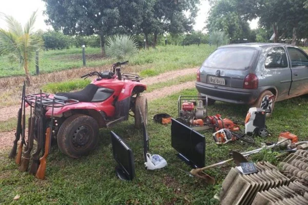 Bandidos armados invadem fazenda, fazem reféns e roubam objetos