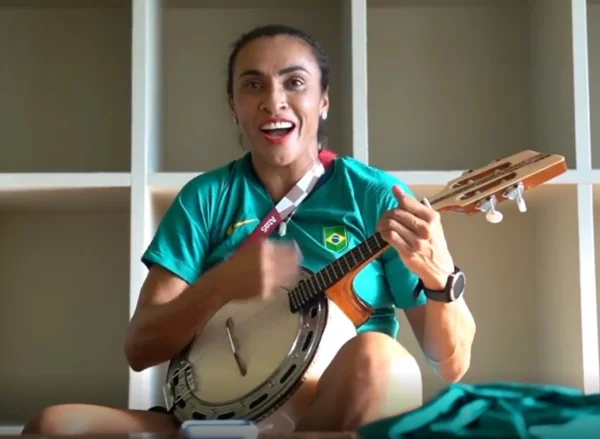 Marta canta Não deixe o Samba morrer e chora em vestiário. Vídeo