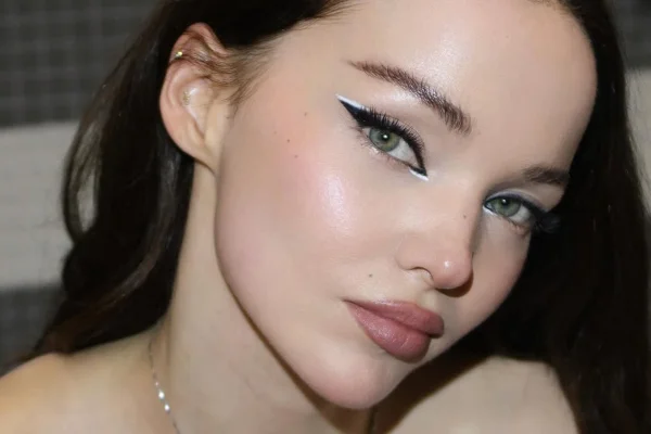 Selfie na atriz Dove Cameron em ângulo fechado
