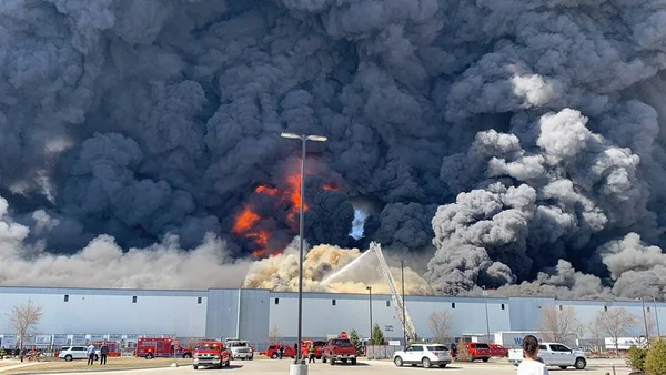 Loja do Walmart, nos Estados Unidos, durante incêndio. É possível ver muita fumaça preta saindo do prédio e vários caminhões de bombeiros tentam apagar as chamas - Metrópoles