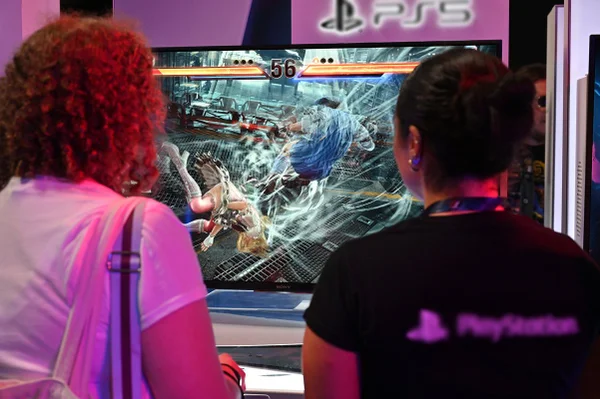 Mulheres de costas jogando videogame playstation - Metrópoles