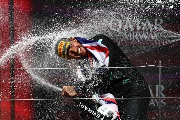 Lewis Hamilton da Mercedes após vencer o GP da Inglaterra