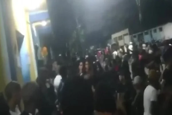 Imagem colorida de um baile funk no Rio de Janeiro, no bairro Cosmos na Zona Oeste, onde pessoas se desesperam por tiroteio - Metrópoles