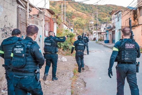Imagem colorida de policiais
