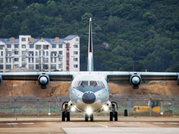 Foto colorida da aeronave de transporte Y-9, na província de Guangdong, na China, em 2022 Japão - Metrópoles