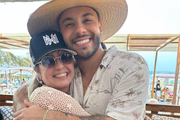 Murilo Huff e a mãe, Zaida Da Luz Huff, posa juntos e sorridentes