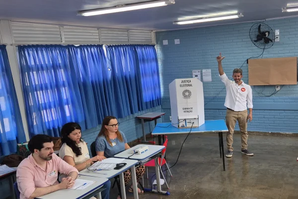 Leandro Grass votando no Guará (DF)