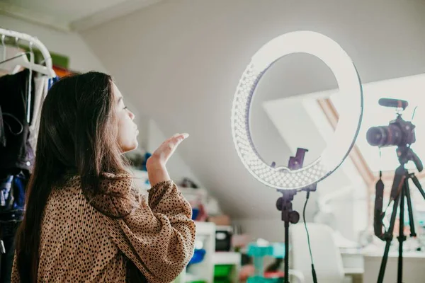 Na imagem há uma mulher gravando vídeo - Metrópoles