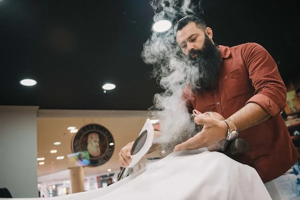 Vapor de ozônio na barba deixa pele suave e livre de pelos encravados
