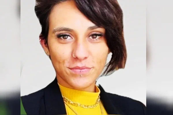 mulher de cabelos curtos