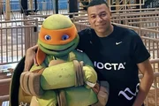 Mbappé posa com personagem associado a sua imagem