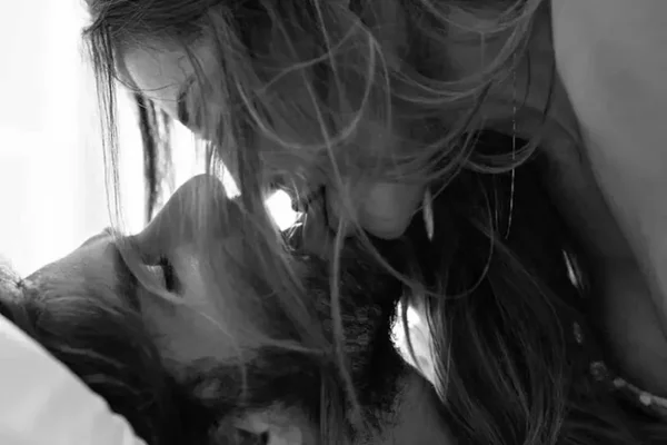 Deborah Secco fala sobre seu casamento: “Nem tão aberto e nem fechado”