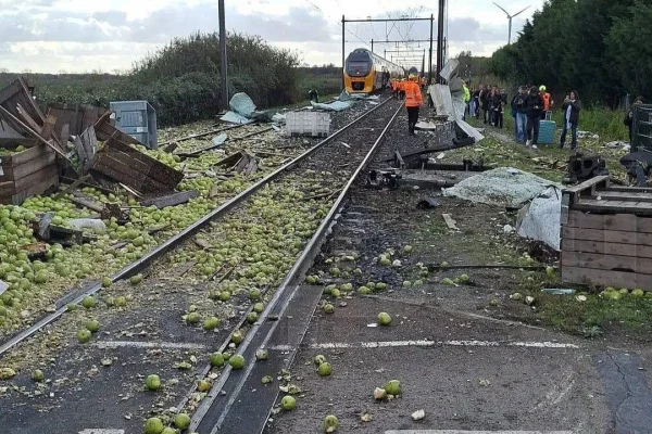 Imagem colorida de momento pós colisão entre trem e caminhão. Várias frutas espalhadas pelo chão - Metrópoles