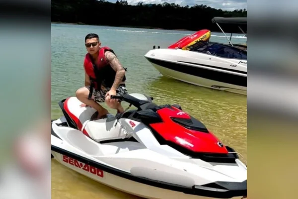 Imagem colorida mostra jovem que desapareceu após cair de moto aquática em represa. Metrópoles