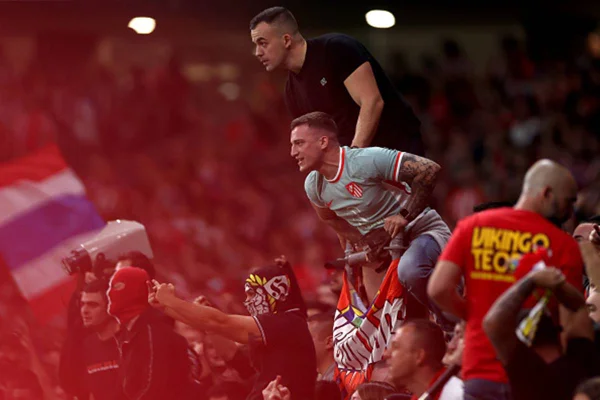 Imagem colorida de torcida do Atletico de Madrid - Metrópoles