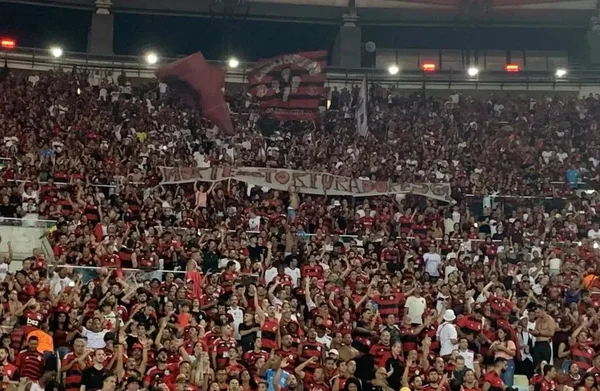 Juiz tira tornozeleira de torcedores do Flamengo que fizeram faixa contra ditadura