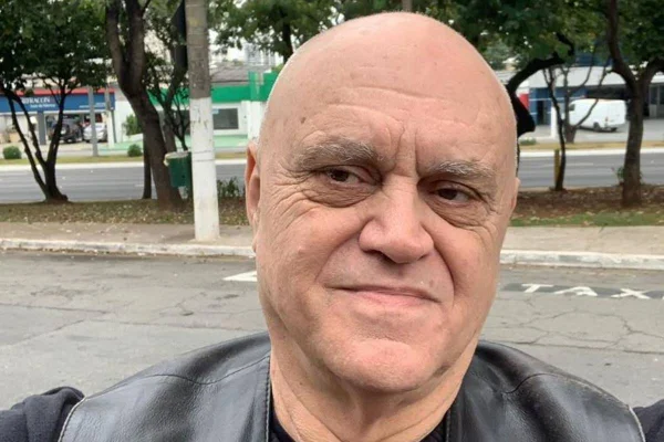 foto colorida de idoso careca - metrópoles