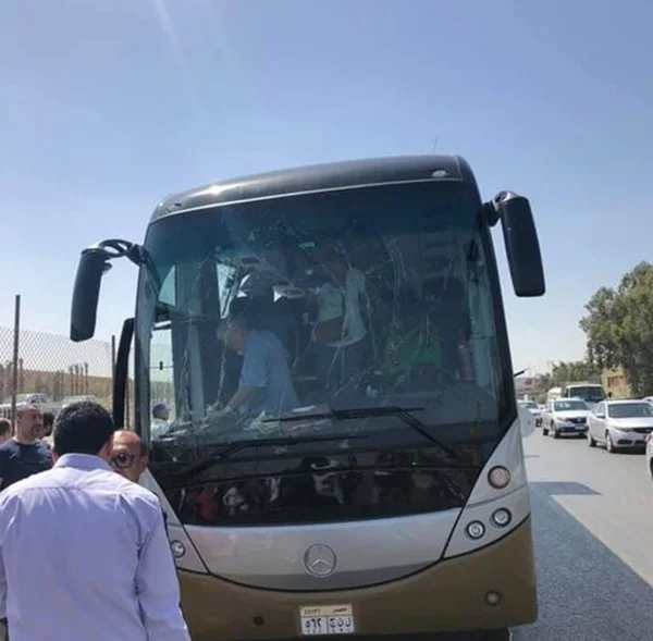 Explosão atinge ônibus turístico próximo do Cairo, no Egito