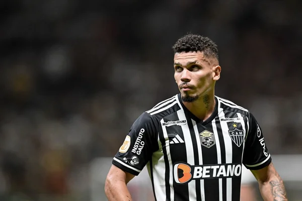 Imagem colorida mostra Paulinho marcou dois gols na vitória do Atlético-MG sobre o Fluminense pelo Campeonato Brasileiro - Metrópoles