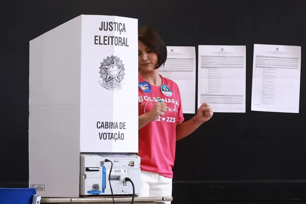 Vestida com camisa "Bolsonara de Ceilândia", Michelle registra voto
Vestida com camisa "Bolsonara de Ceilândia", Michelle registra voto