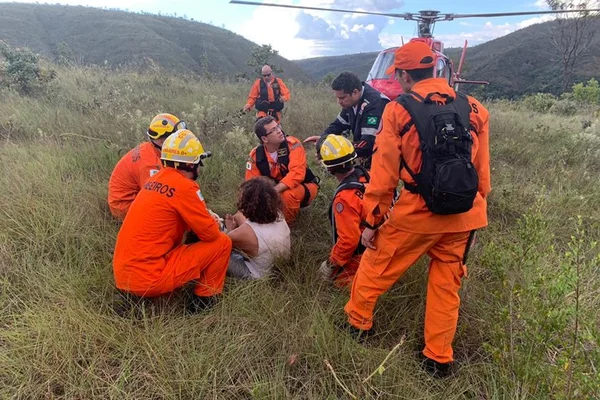 Bombeiros resgatam homem que caiu em vala no Poço Azul (DF)