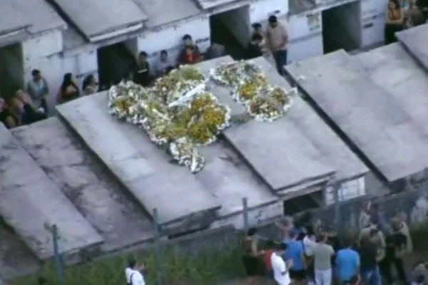 Imagem colorida mostra vista aérea do cemitério de Cajamar, na Grande São Paulo, onde o corpo da jovem Vitória Regina foi enterrado - Metrópoles
