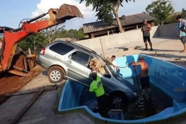 Bebê de 2 anos liga carro dos pais, dirige e vai parar em piscina