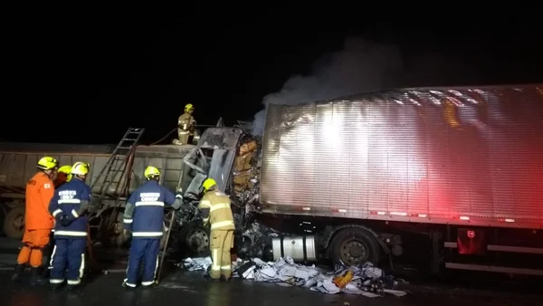 Acidente entre carretas mata motorista e fecha parcialmente a BR-060