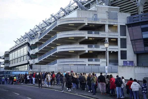 Brasileiros em fila para votar em frente a prédios do Croke Park, em Dublin, na Irlanda - Metrópoles