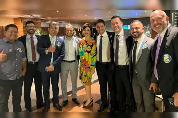 Fotografia colorida de grupo de pessoas de terno