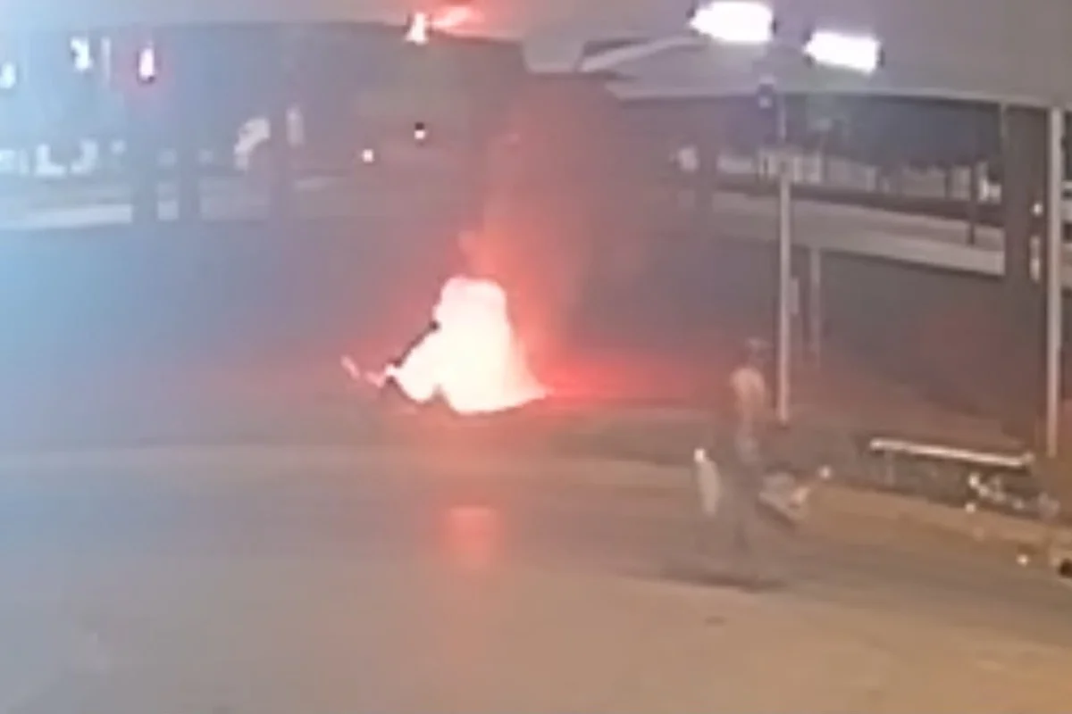 Exclusivo: câmera flagra homem ateando fogo em lixo com recém-nascido no DF