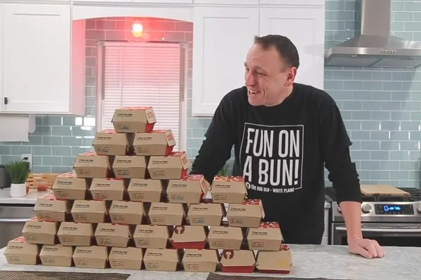 Homem com dezenas de caixas de Big Mac McDonald's