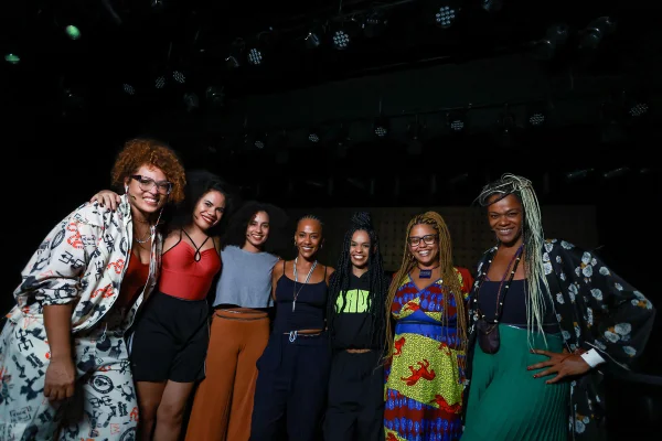 Musical Elza passa por Brasília com sete atrizes vivendo a voz do milênio - Metrópoles