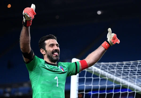 Imagem colirda de Buffon, Homem branco, vestido de uniforme verde, faz sinal positivo com as mãos - Metrópoles