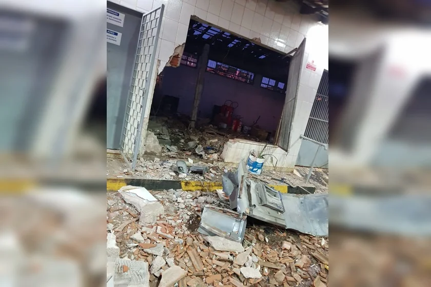 Vídeo. Bandidos explodem cofre de posto de gasolina no Entorno do DF - imagem 2 Vídeo. Bandidos explodem cofre de posto de gasolina no Entorno do DF - imagem 2