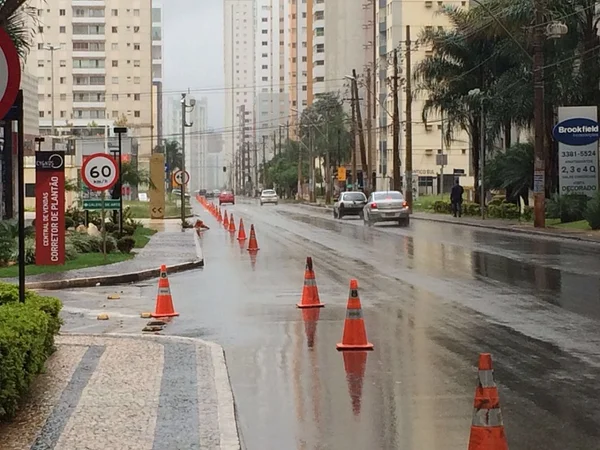 Cones na ciclofaixa da Avenida Castanheiras, em Águas Claras, são alvo de polêmica