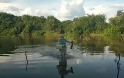 Na Paraíba, enfermeira atravessa rio para vacinar idosa