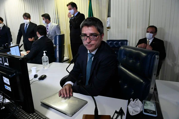 Senador Carlos Francisco Portinho durante posse na Casa Legislativa, nessa terça-feira (3/11)