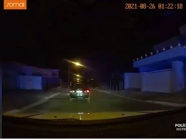 Carro perseguido pela PMDF quase atropela servidores do DER